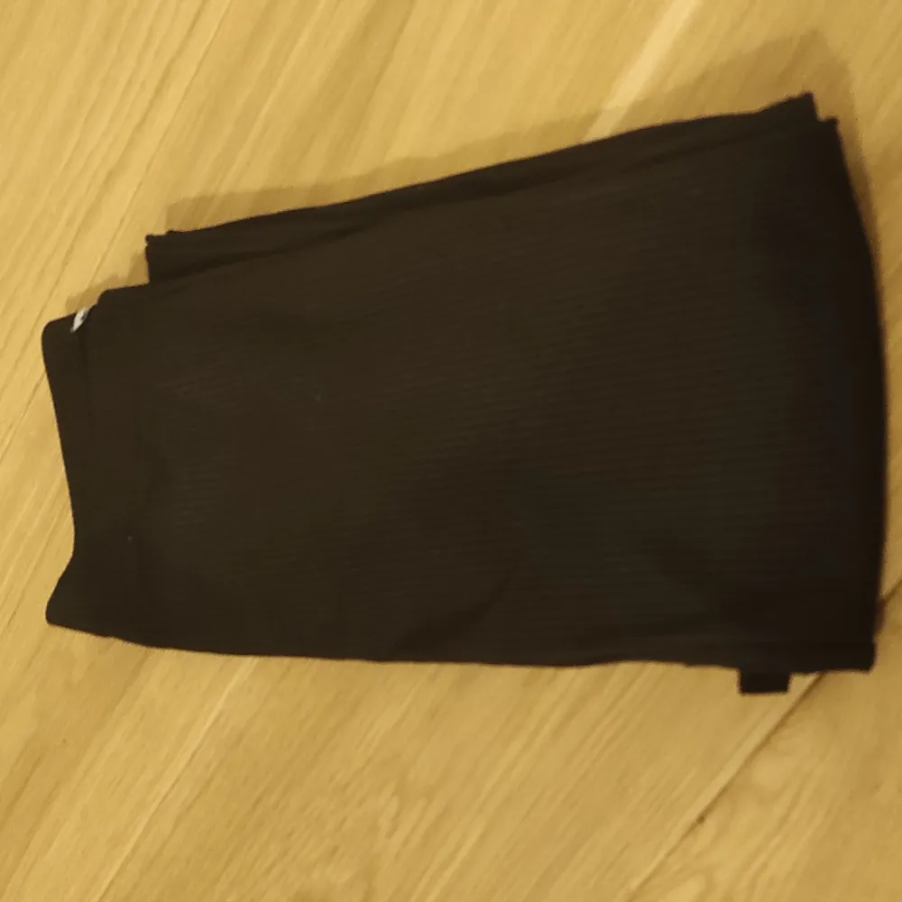 Ett par svarta byxor som inte kommer till användning tränings material.. Jeans & Byxor.