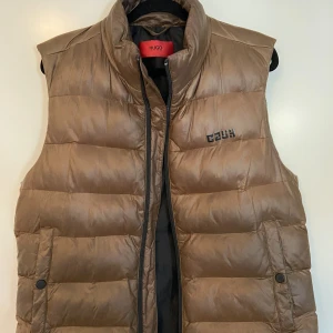 Hugo boss väst  - Skick 8/10  Storlek S Kontakta mig för mer info