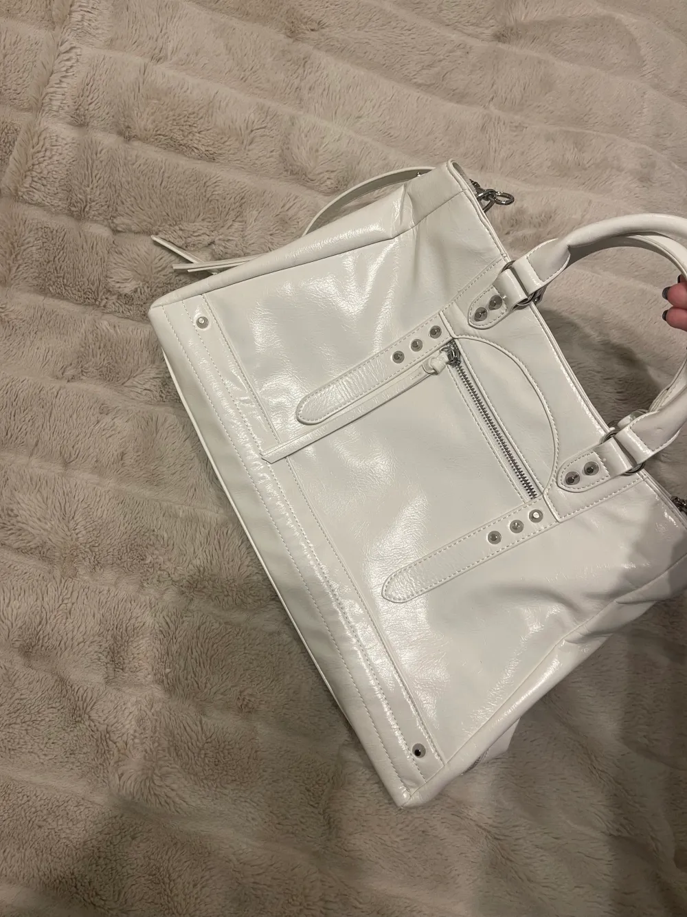 En jätte fin slutsåld vit handväska från NA-KD. Använt ett fåtal gånger! Säljer på grund av att den ej kommer till användning! Inga defekter + köparen står för frakten! Köpt för 549kr. Väskor.