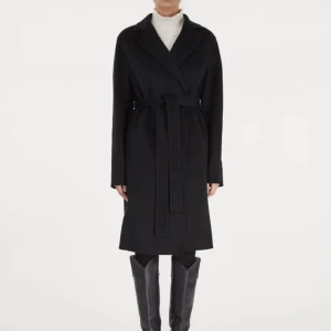 Joseph Cenda kappa med bälte - Svart Joseph Cenda kappa med bälte. Nypris 10 699kr. Storlek 36 (sitter som storlek 34). Kemtvättad. Se mer här: https://www.wakakuu.com/se/dam/klader/jackor-kappor/joseph-kappa-cenda-long-dbl-face-cashmere-svart