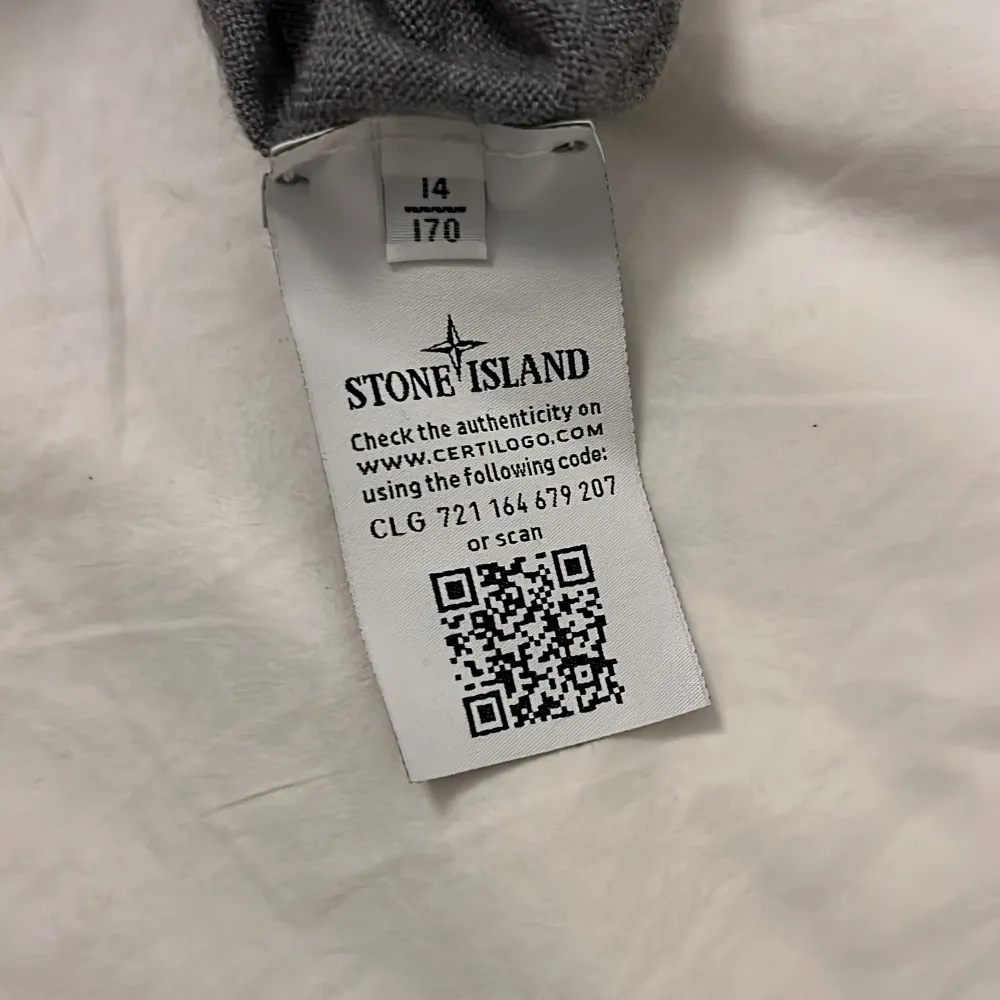 Stone island sweatshirt av tunnare model. Endas använd ett fåtal gånger. Ny pris 1600kr     Mitt pris 600kr! Model kids 14år. Tröjor & Koftor.