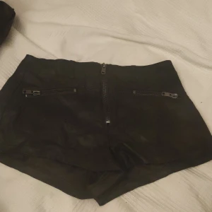 Shorts  - Shorts i fake läder. 