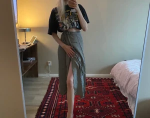 Grön kjol zara - Jätte fin grön omlott kjol man kan välja om man vill ha den lågmidjad eller hög midjad💚man bestämmer själv strl eftersom den är omlott 