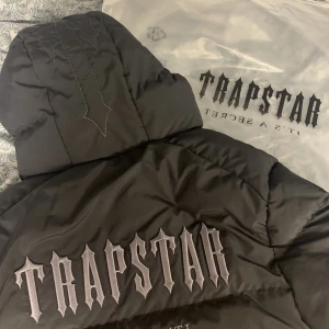 Trapstar puffer 2.0 black black  - Helt ny orginal Trapstar jacka 2.0 i storlek S män. Kvitto finns, orginalpaket, QR-kod samt klädlapp är kvar. 2900kr frakt är gratis. Fler bilder finns. Hör gärna av dig 👍