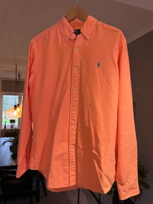 Oxford skjorta Ralph Lauren - Skjorta i custom fit från Polo Ralph Lauren. Färgen är ”persika”