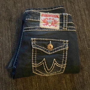 Y2k jeans “fashion denim” with white stitch and pockets  - Low/misrise jeans with a y2k look fits model is straight leg, buyer stand for shipping 