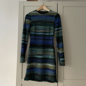 Fin partyklänning  - Klänning från Nelly.com, mycket bra skick. 