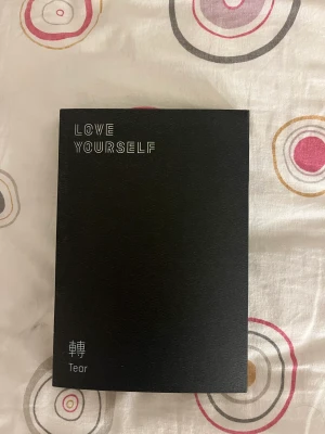 Bts album - Säljer mitt bts album Love yourself, photocard: Jungkook. Skriv privat för fler bilder och mer information.💗