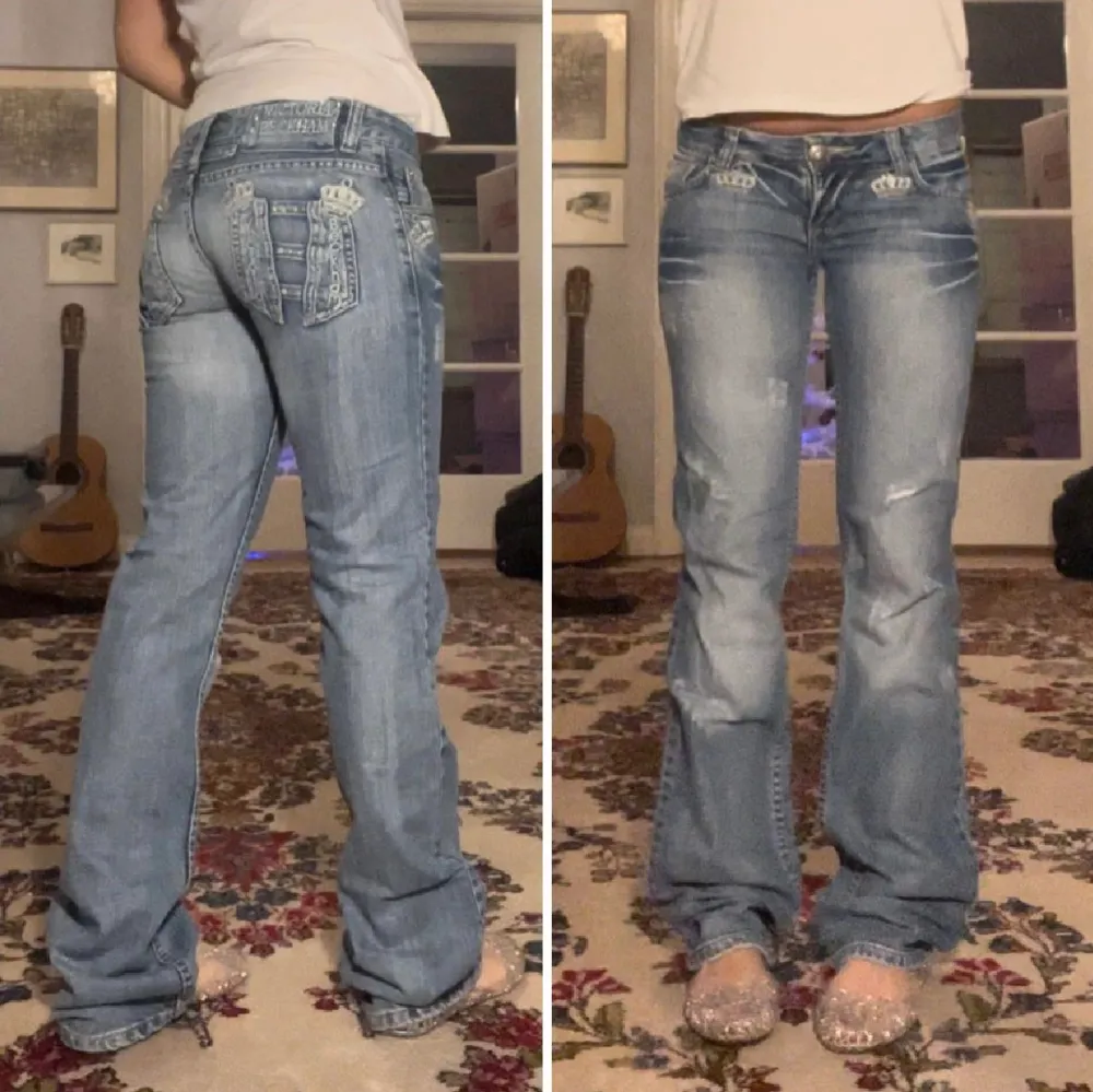 jag måste tyvärr sälja dessa SUPER SNYGGA Victoria Beckham jeans som är köpta här på Plick då de inte passade mig🥲 Innerbenslängden är 84cm och midjemåttet är 78cm. Inuti står det storlek 28. Sista bilden är lånad av hon jag köpte de av . Jeans & Byxor.