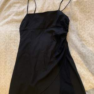 Skitsnygg enkel klänning från Zara köpt i våras, använd en gång. Ryggen är det lilla extra! Det är en M, skulle säga att den passar S/M! Inköpt för 359kr tror jag. Kan mötas i sthlm eller frakta, hör av dig vid frågor❣️