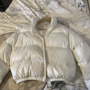 Vit pufferjacka - Jätte fin croppad pufferjacka, som andvändst 1 vinter ❄️har fläck där bak som syns på sista bilden. Storlek L men funkar med M