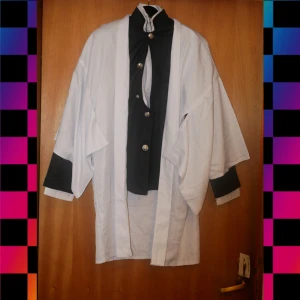Demon Slayer Cosplay - En cosplay outfit av Mitsuri Kanroji ifrån animen Demon Slayer. allt på de (inte fantastiska...) bilderna inkluderas, vilket är: skjorta, jacka, vit överjacka (kimono?), kjol & strumpor. bara kjolen har använts några gånger