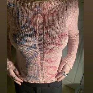 Stickad tröja - I superbra skick! Nacken är relativt bred & färgen är starkare än den första bilden visar💕 