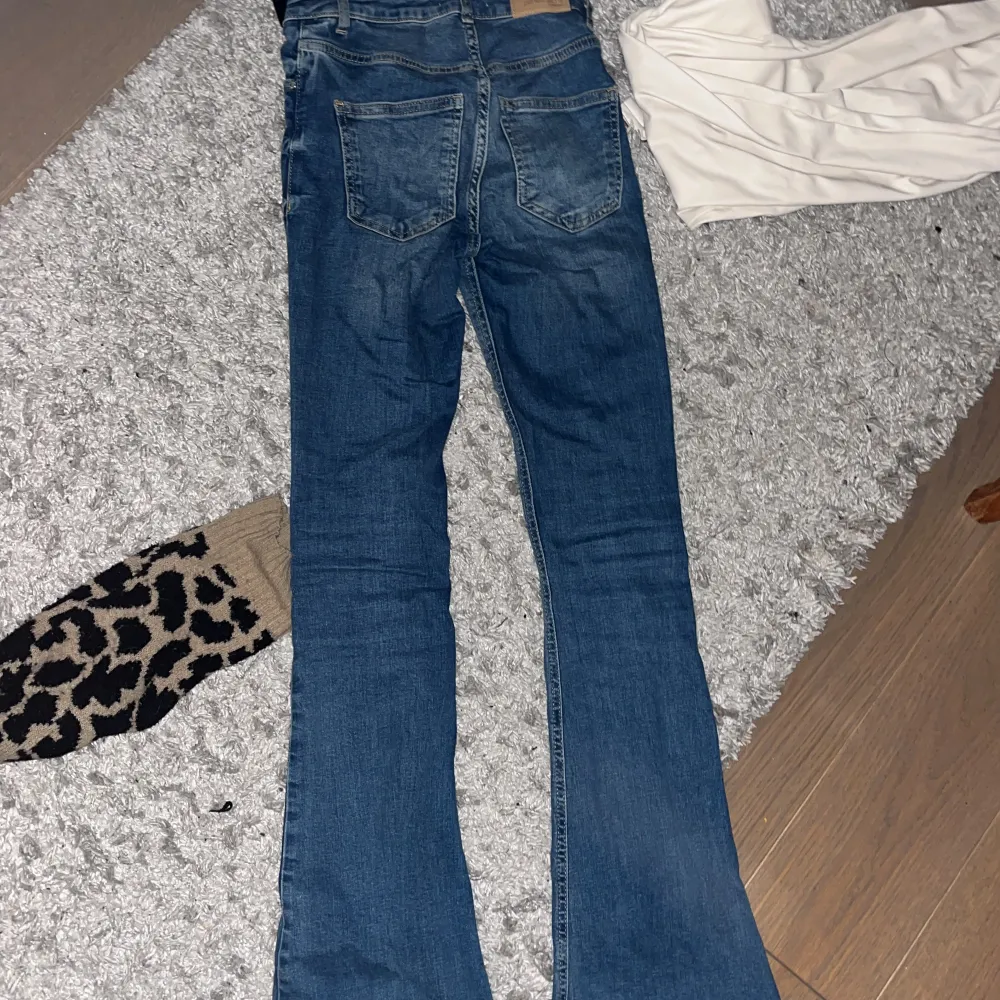 Bootcut jeans från Gina i storlek xs, Medel hög midja!. Jeans & Byxor.