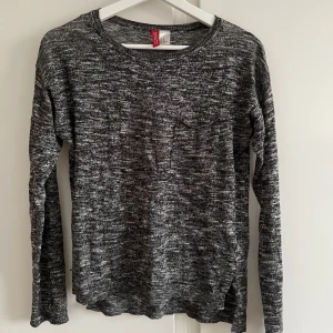 Stickad tröja  - Storlek xs men stor i storleken, kan användas även som s/m