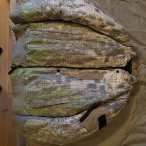 Stone island jacka - Stone island shadow project bomber jacka. Köpt på NK Stockholm, har kvitto och tags kvar, kan skickad vid förfrågan. Jackan är äkta, priset är diskuterbart, hör av dig vid intresse eller om mer bilder önskas.