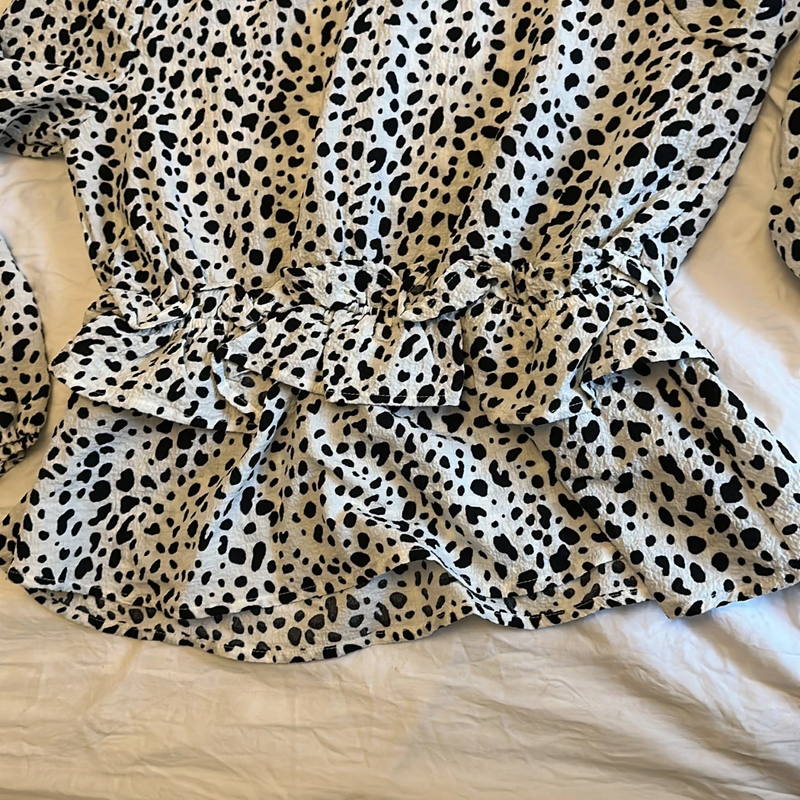 En mönstrad blus från shein med resår, volang i midjan med ett litet knäppe bak i ryggen   - 91