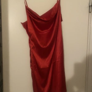 Röd satinklänning  - Röd satinklänning. Väldigt snygg! Helt oanvänd.