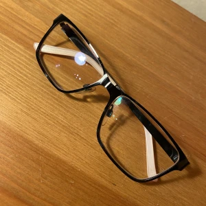 Glasögon från Specsavers -1.25 - Använda men i fint skick. Fodral medföljer.