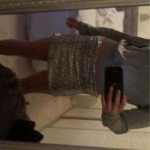 Glitter kjol - En jätte snygg glitterkjol, kan användas som topp. Skriv för intresse!!💋mer som intressekol 