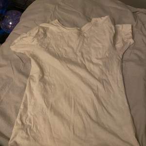 Basic vit T-shirt som jag säljer pga för lite användning❤️Ny pris 79kr.
