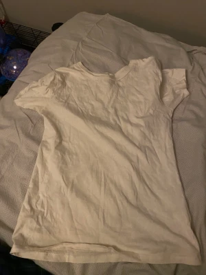 Basic T-shirt  - Basic vit T-shirt som jag säljer pga för lite användning❤️Ny pris 79kr.