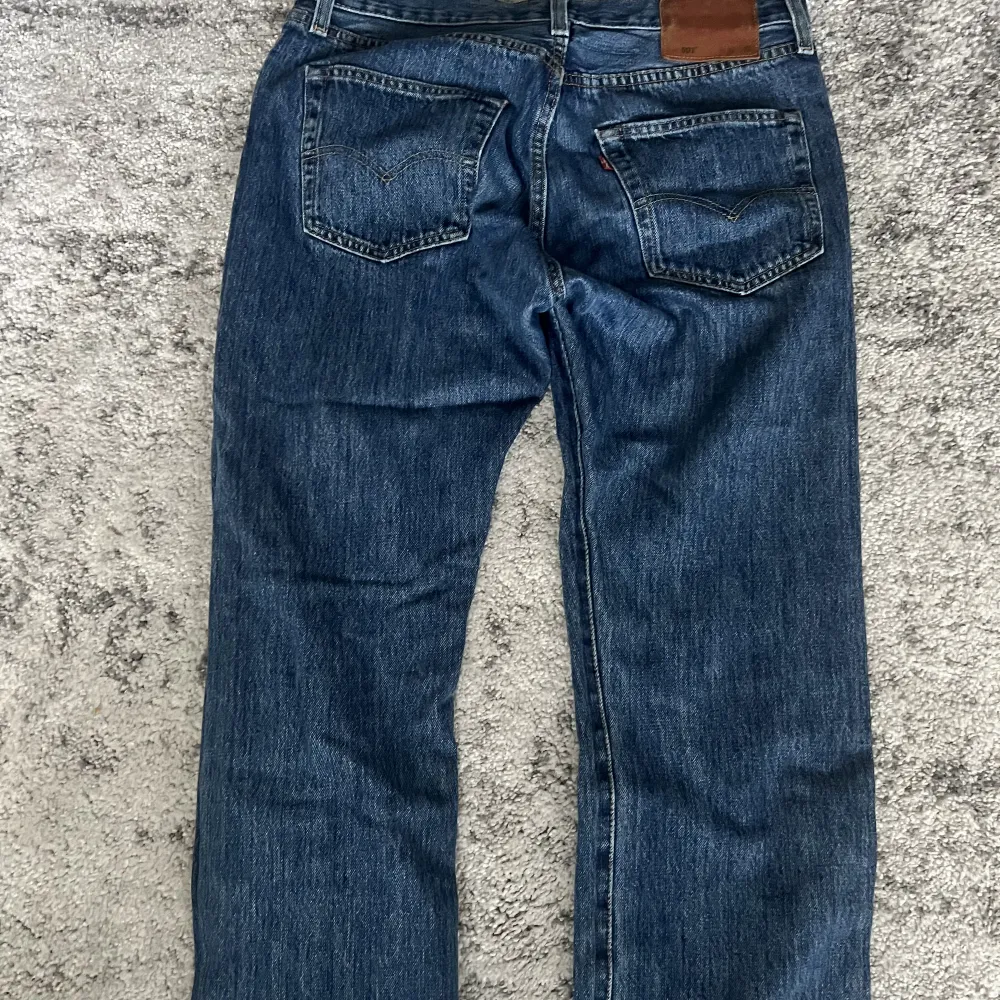 Levi’s 501 jeans i storlek 32/32 Använda men i väldigt bra skick Skick: 8.5/10 Passform: Jag är 187 och dem passar bra på längden!. Jeans & Byxor.