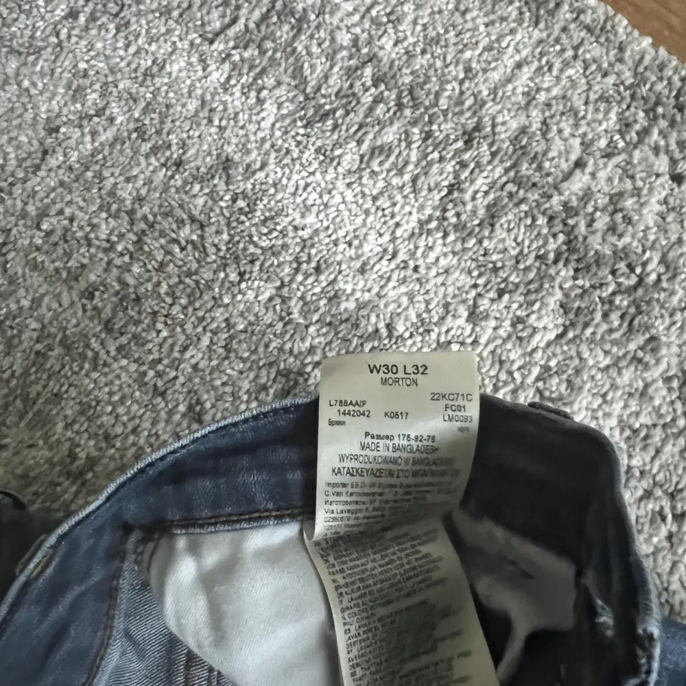 Sköna och stretchiga jeans i storlek 30/32 Skick: 7/10, de är välanvända men de är fortfarande i väldigt bra skick trots det. Jeans & Byxor.