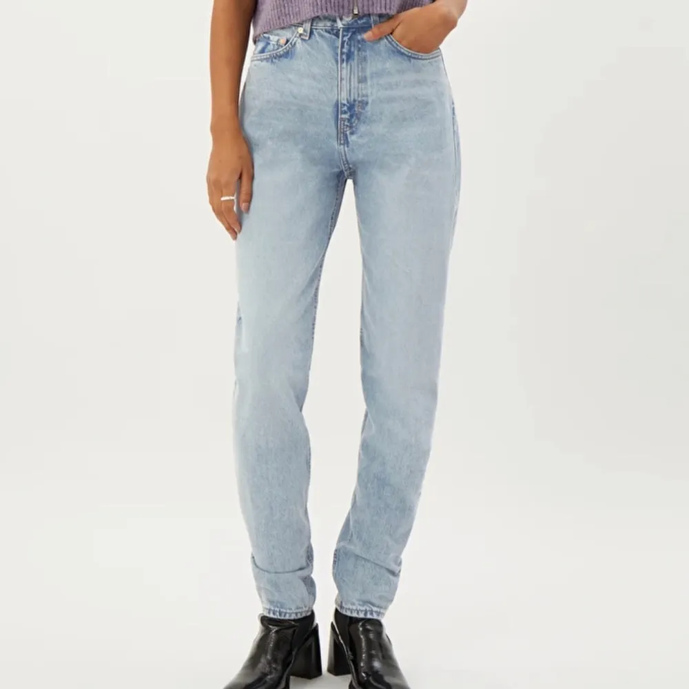 Weekday jeans i mom modell. Lash Extra High Mom Jeans heter modellen. I färgen Blue Dusty Light. Storlek 29/32 Endast använda en gång . Jeans & Byxor.