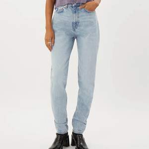 Weekday jeans i mom modell. Lash Extra High Mom Jeans heter modellen. I färgen Blue Dusty Light. Storlek 29/32 Endast använda en gång 
