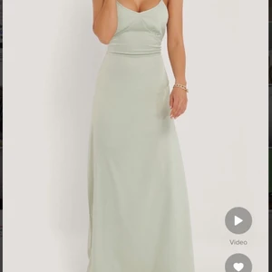 NA-KD klänning  - Säljer denna helt slutsålda klänning från NA-KD. Aldrig använd och prislapp kvar. Säljer då jag inte kommer få användning för den. Materialet är av satin och ryggen har ett korsande band där bak. Skriv vid frågor💓