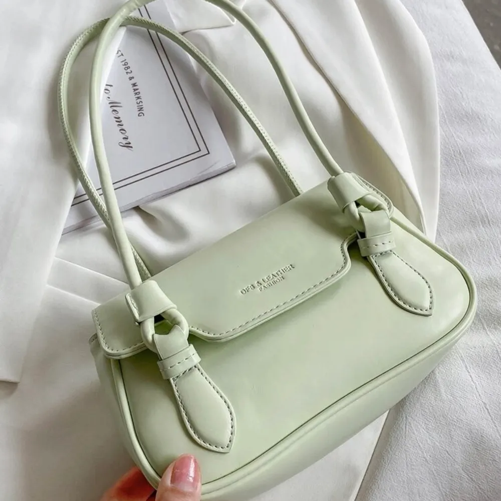 jag b mint grön väska som jag säljer för att den inte har kommit till användning ( aldrig använd ) 💜. Väskor.