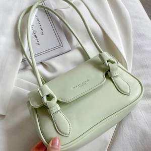 jag b mint grön väska som jag säljer för att den inte har kommit till användning ( aldrig använd ) 💜