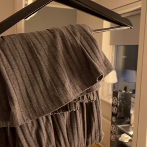 Ribbade mjukisbyxor,ifrån h&m storlek S. - Ett par helt oanvända mjukisbyxor,säljer då dom är för små för mig! Sitter ganska pösigt på mig runt benen,jag är 165cm och dom sitter bra i längden på mig. Original pris 300:-