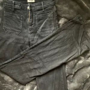 svarta flareade jeans från wrangler i modellen retro, superfina och i mycket bra skick, nästan aldrig använda! de är helt svarta men såg lite grå ut i bilderna, de är inte alls urtvättade eller så irl! skriv gärna vid frågor 🥰 nypris ca. 900kr