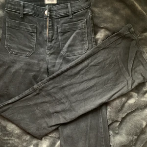 svarta flared jeans från wrangler - svarta flareade jeans från wrangler i modellen retro, superfina och i mycket bra skick, nästan aldrig använda! de är helt svarta men såg lite grå ut i bilderna, de är inte alls urtvättade eller så irl! skriv gärna vid frågor 🥰 nypris ca. 900kr