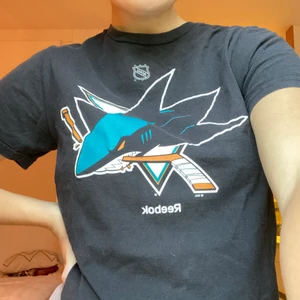 Reebok T-shirt  - En retro Reebok t-shirt som sitter lite oversized på mig som är S. Snygg tvättad färg! 😇