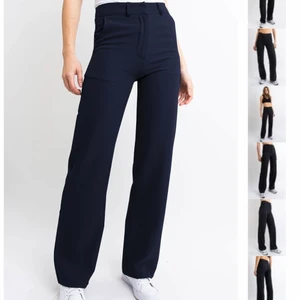 Kostymbyxor - Säljer mina mörkblåa kostymbyxor från Madlady i modellen ”perfect basic suit pants-Nova”. Använda ett fåtal gånger då dem är förstora runt midjan så de sitter lite mer som ett par lågmidjade byxor. Det är storlek Eu34-L30 (xs). Jag är ungefär 164cm och väger ca 55-60kg. 