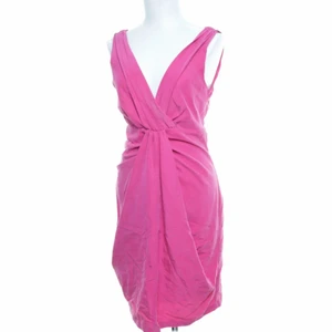 Klänning - Säljer denna ursnygga rosa sommarklänningen i storlek 38, passar perfekt en härlig sommarkväll med ett par snygga stövlar! Jättefin rosa färg💕💗 Frakt tillkommer, den finns inte kvar och köpa så skynda och skriv till mig för att få tag på den perfekta klänningen❤️❤️