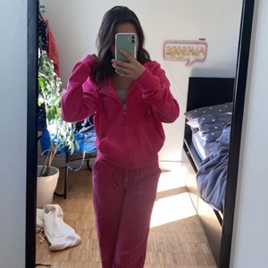 Mörk rosa juicy byxor 💗 - Hej! Detta är bara en intresskoll på hur mycket folk skulle kunna köpa för mitt juicy set men är säker på att jag säljer. Kan köpa sepparat💓 Tröjan är helt oanvänd och är i storleken S  medans byxorna är mer använda och i storlek XXS.