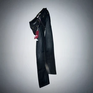 låg midjade jeans  - Säljer mina superfina mörkblå lågmidjade jeans från only ! Dom är super sköna och jag har ej andvänt dom något! 