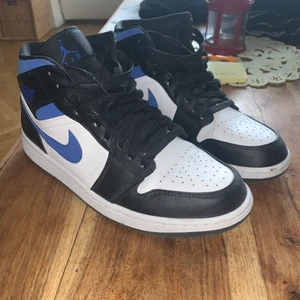 Jordan 1 mid nike skor - (ANDVÄNDA 3 GÅNGER) säljer mina jordans som jag köpte förra sommaren, har redan så mycket skor så andvända inte dom här så mycket 