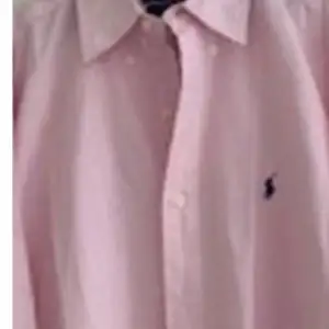 Skjorta button down rosa bomull , längd 78 cm Bredd 62cm känns rått rymlig mer L än M Mycket bra skick som ny