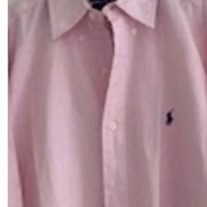 Skjorta Polo  by Ralph Lauren - Skjorta button down rosa bomull , längd 78 cm Bredd 62cm känns rått rymlig mer L än M Mycket bra skick som ny