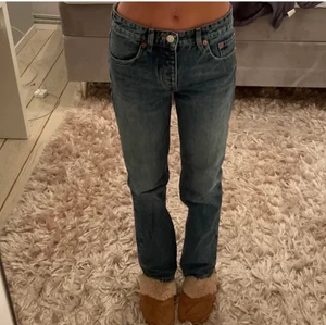 Mid Rise jeans - Säljer mina mid rise zara jeans. De är slutsålda💕 de är i stolek 34❤️ de är i super bra skick och har faktiskt aldrig kommer till användning och därför säljer jag de nu☺️ 