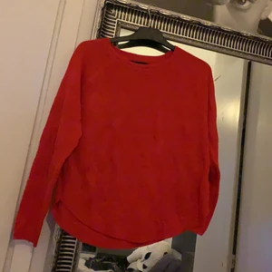 Fin röd tröja storlek S  - Har använt 1 gång i julas.