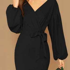 SHEIN klänning st S  - Denna svarta klänningen g från SHEIN är så snygg! Jag är i tårar att den inte passar! Super snygg! Används 1-2 gg. Sitter som en smäck och denna vill du inte missa. Tyvärr så är den förlusten nu så passa på! Långa ärmar och knytband i midjan. Knapp fram vid dekolletaget så den sitter snygg och inget ramlar ut.  Som ny!!!! Frakt kommer vi alltid överens om då inte alla alternativ finns att välja. 