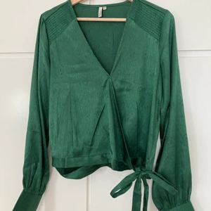 Blus - Grön blus från nelly. Köparen står för frakt.