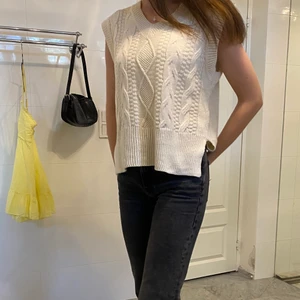 Stickad tröja - Söt stickad väst. Använd endast ett fåtal gånger.