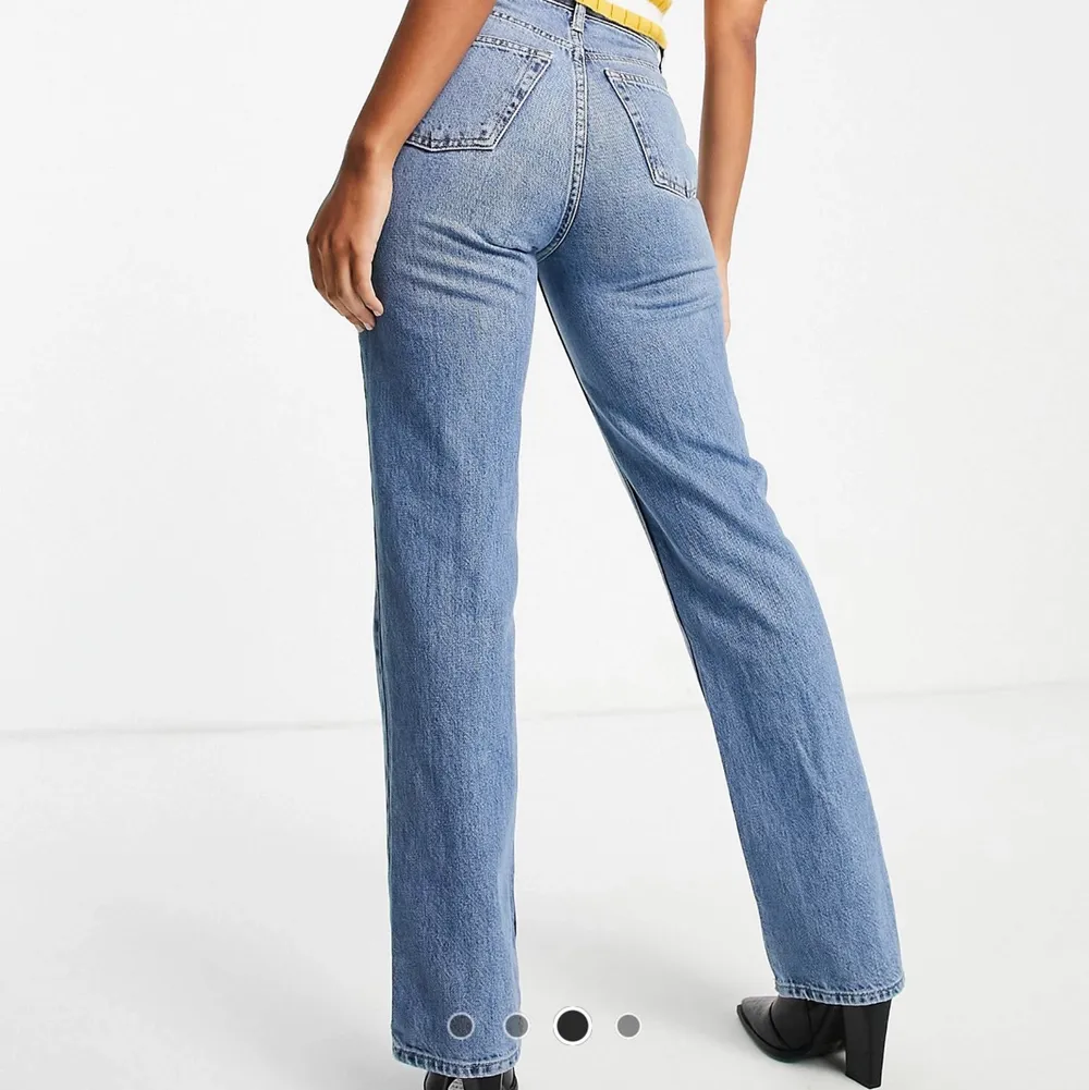 Blå jeans från TOPSHOP, köpte på ASOS. Storlek W28L32, Bra kvalite. Kostar 509kr nya, säljer för 100kr. Fin passform. (Köparen står för frakt)💘. Jeans & Byxor.